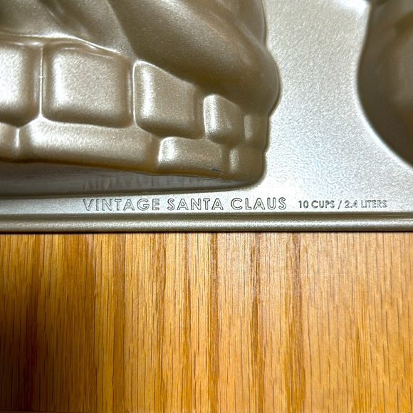 Nordic Ware Vintage Santa Claus Cake Pan 10 Cups 2.4 Liter Christmas Mold 3D - Picture 4 of 4